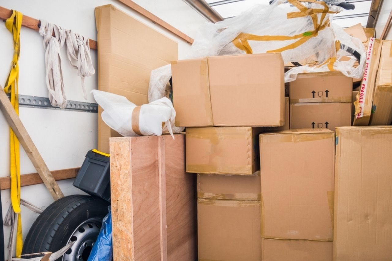 How do movers in Los Angeles calculate moving costs?